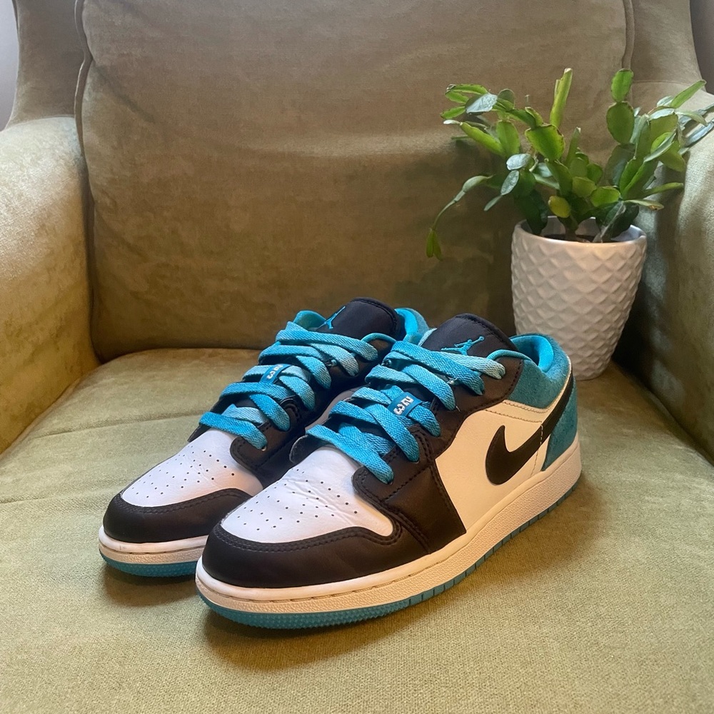 Nike Air Jordan 1 Low SE "Laser Blue" Sneakers 👟